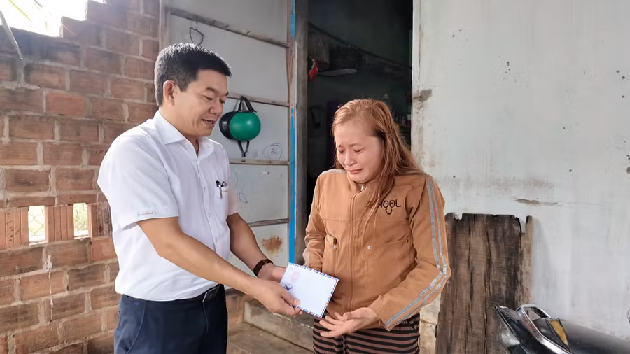 lanh-dao-phuong-hoai-nhon-dong-trao-tien-ho-tro-cho-dai-dien-gia-dinh-ngu-dan-ha-quoc-phong.jpg