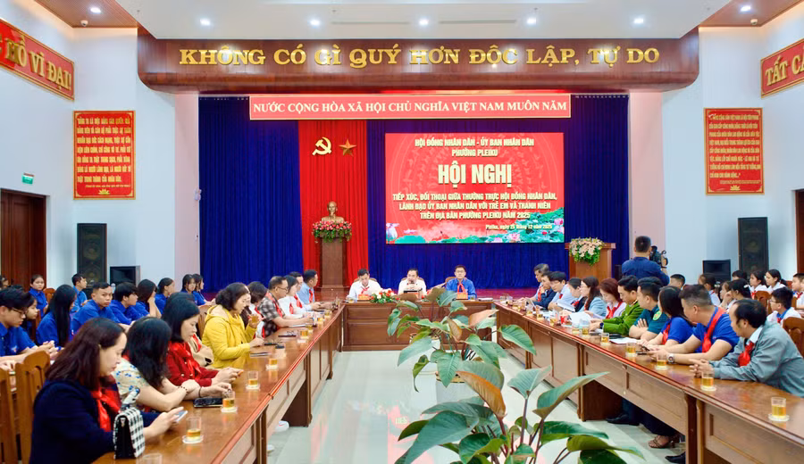 quang-canh-buoi-doi-thoai-giua-anh-dao-phuong-pleiku-doi-thoai-voi-doan-vien-thanh-nien-va-tre-em.jpg