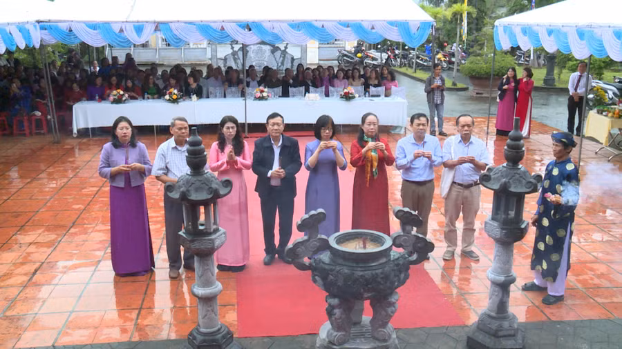 dong-dao-dai-bieu-va-nhan-dan-ve-du-le-gio-nhan-ky-niem-223-nam-ngay-mat-do-doc-bui-thi-xuan.jpg
