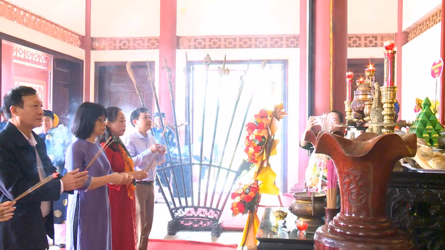 cac-dai-bieu-dang-huong-tuong-nho-do-doc-bui-thi-xuan.jpg