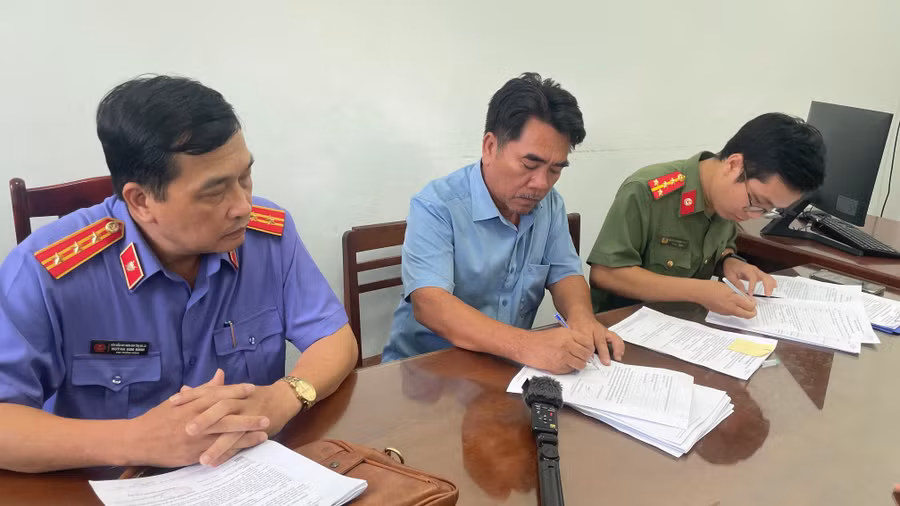 doi-tuong-nguyen-van-tong-tai-buoi-lam-viec-voi-co-quan-chuc-nang.jpg