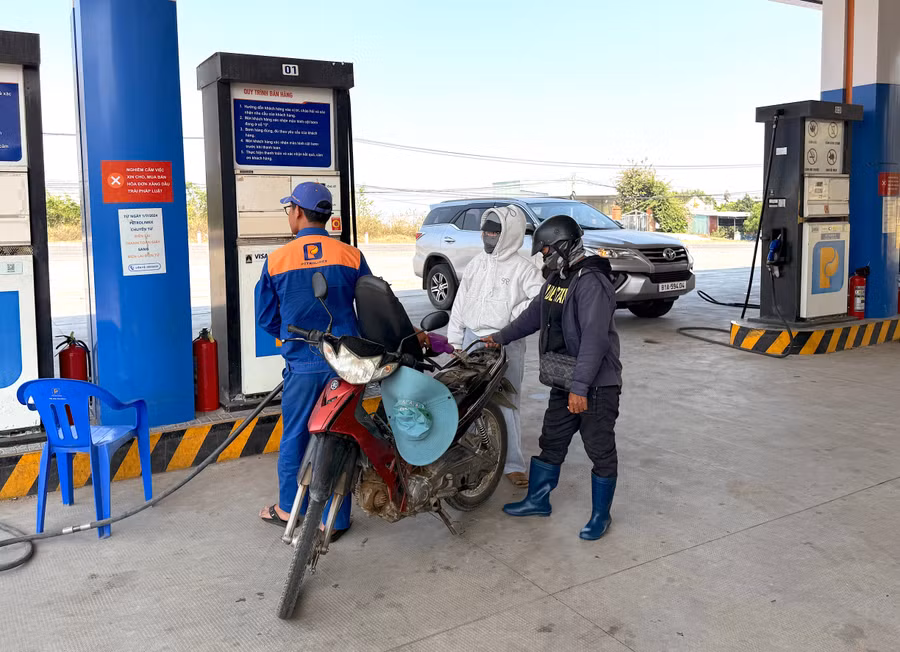 gia-dau-diesel-giam-gan-10000-dong-xang-ron-95-iii-ha-them-xap-xi-3000-donglit.jpg