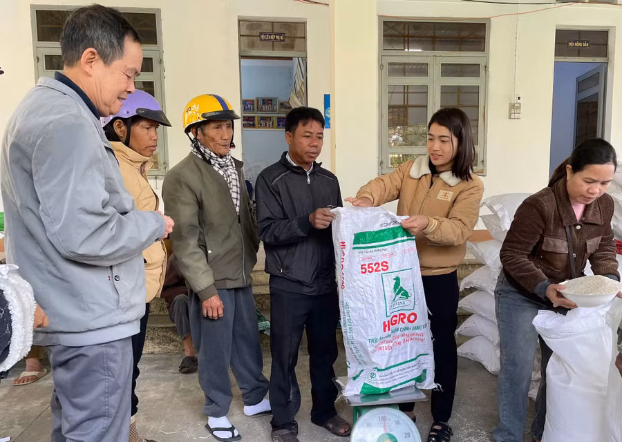 ubnd-thi-tran-dak-po-huyen-dak-po-cap-phat-gao-cho-nguoi-dan-thi-tran-6368.jpg