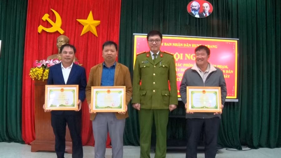 lanh-dao-ban-chi-dao-phong-chong-toi-pham-te-nan-xa-hoi-va-xay-dung-phong-trao-toan-dan-bao-ve-an-ninh-to-quoc-antq-huyen-kbang-tang-giay-khen-cho-cac-tap-the.jpg