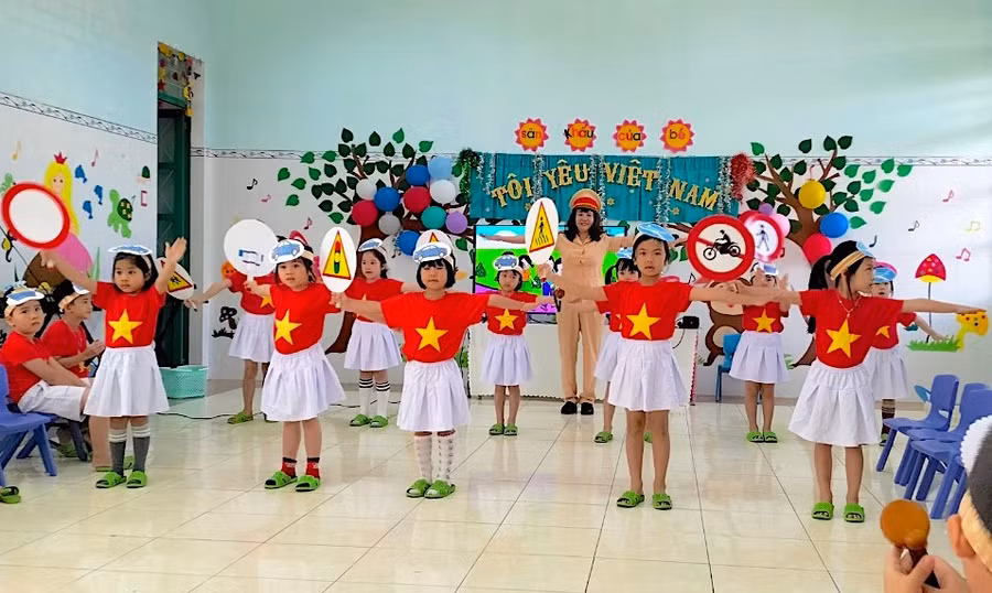 co-tran-thi-thanh-hai-cung-cac-be-truong-mam-non-hoa-hong-tp-pleiku-hao-hung-trong-gio-hoc-ve-chu-de-atgt-qua-bai-hat-anh-moc-tra.jpg