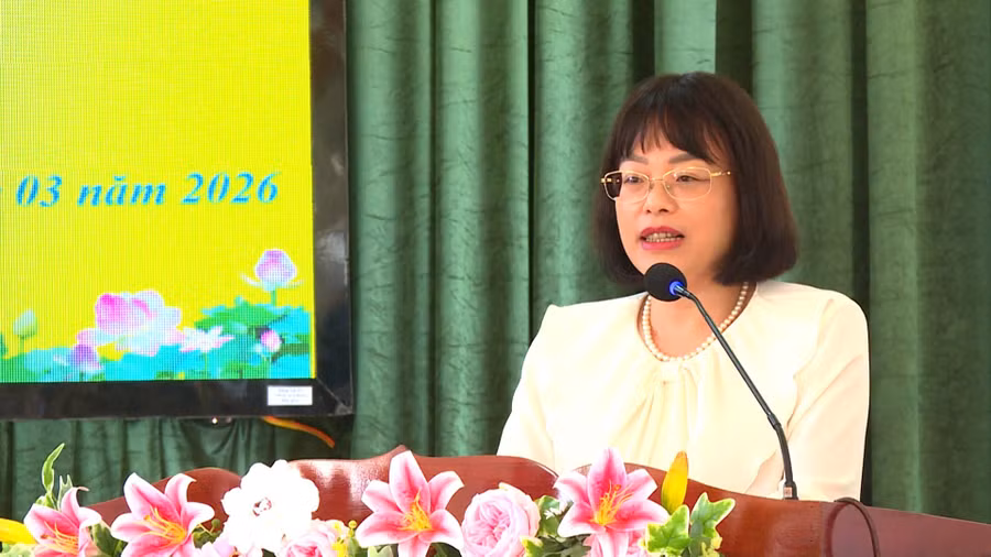 ung-cu-vien-nguyen-thi-mai-phuong-phat-bieu-voi-cu-tri.jpg