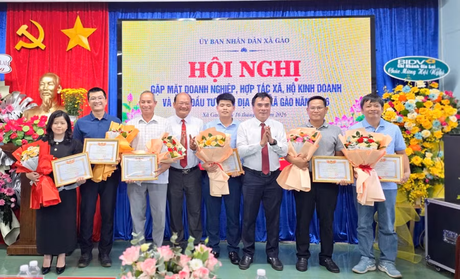ubnd-xa-gao-tang-giay-khen-cho-cac-dn-va-htx-co-thanh-tich-xuat-sac-dong-gop-tich-cuc-cho-su-phat-trien-kinh-te-xa-hoi-cua-dia-phuong-anh-ba-binh.jpg