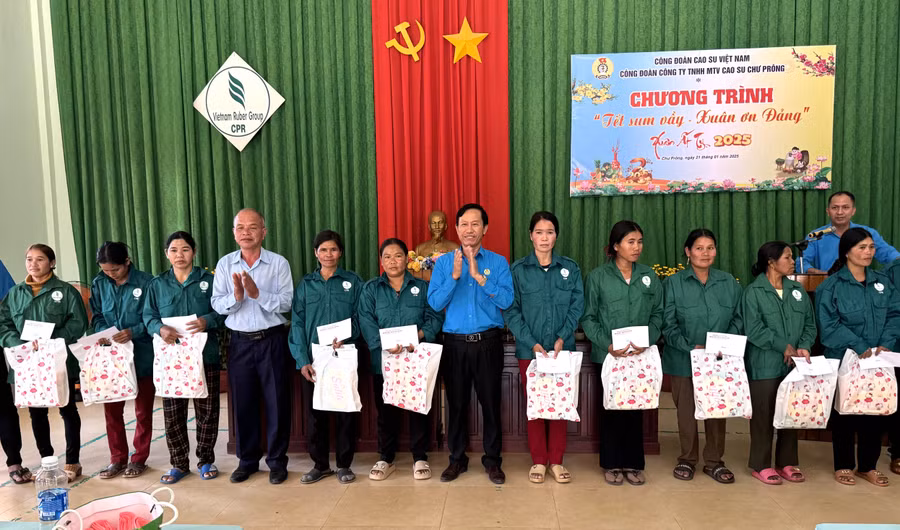 lanh-dao-cong-ty-cao-su-chu-prong-trao-qua-cua-cong-doan-cao-su-viet-nam-cho-cong-nhan-kho-khan-la-dan-toc-thieu-so-nt-cao-su-an-bien.jpg