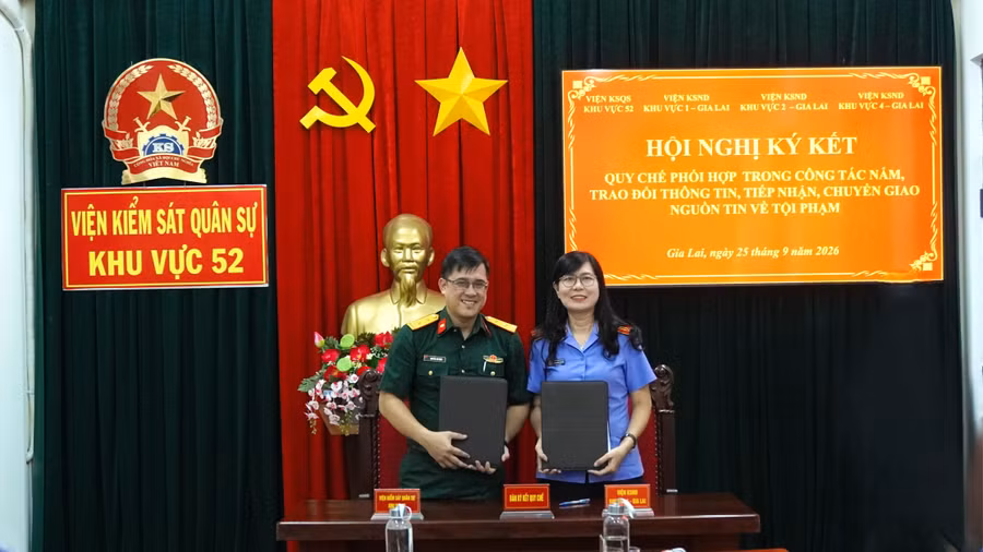 lanh-dao-vksqs-khu-vuc-52-va-lanh-dao-vksnd-khu-vuc-1-trao-van-ban-ky-ket-anh-duong-nguyen.jpg