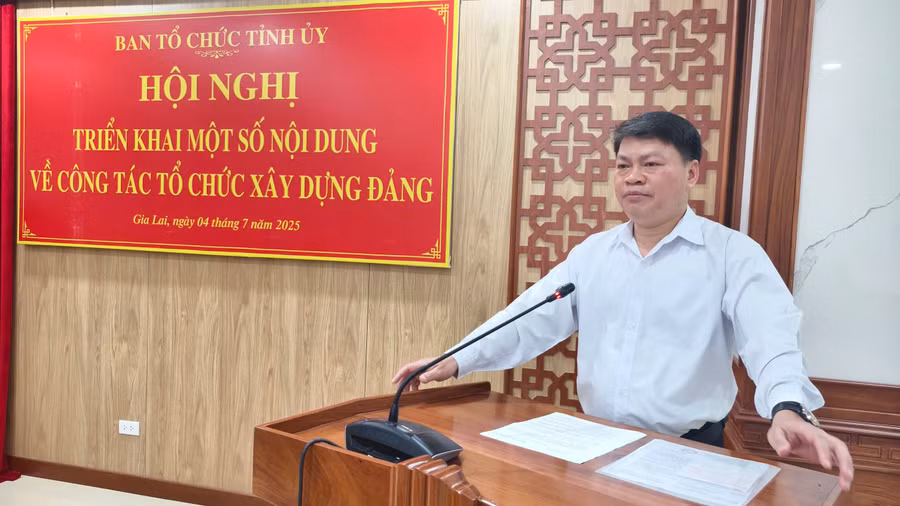 pho-truong-ban-to-chuc-tinh-uy-phan-chi-hung-trien-khai-mot-so-noi-dung-tai-hoi-nghi.jpg