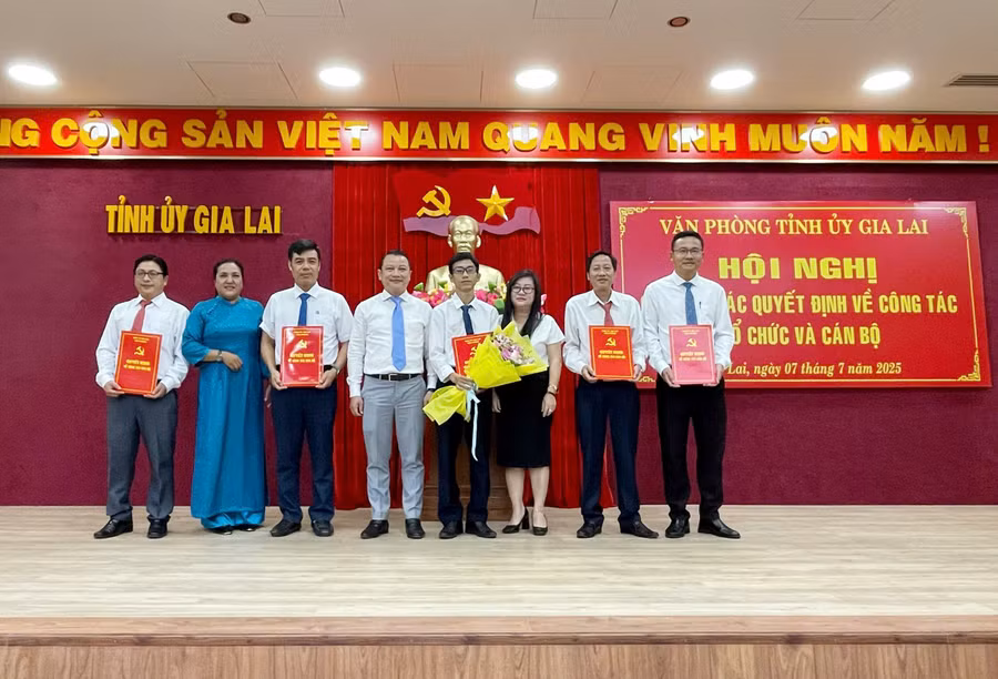 lanh-dao-van-phong-tinh-uy-trao-qd-cho-cac-dong-chi-truong-pho-phong-tong-hop.jpg