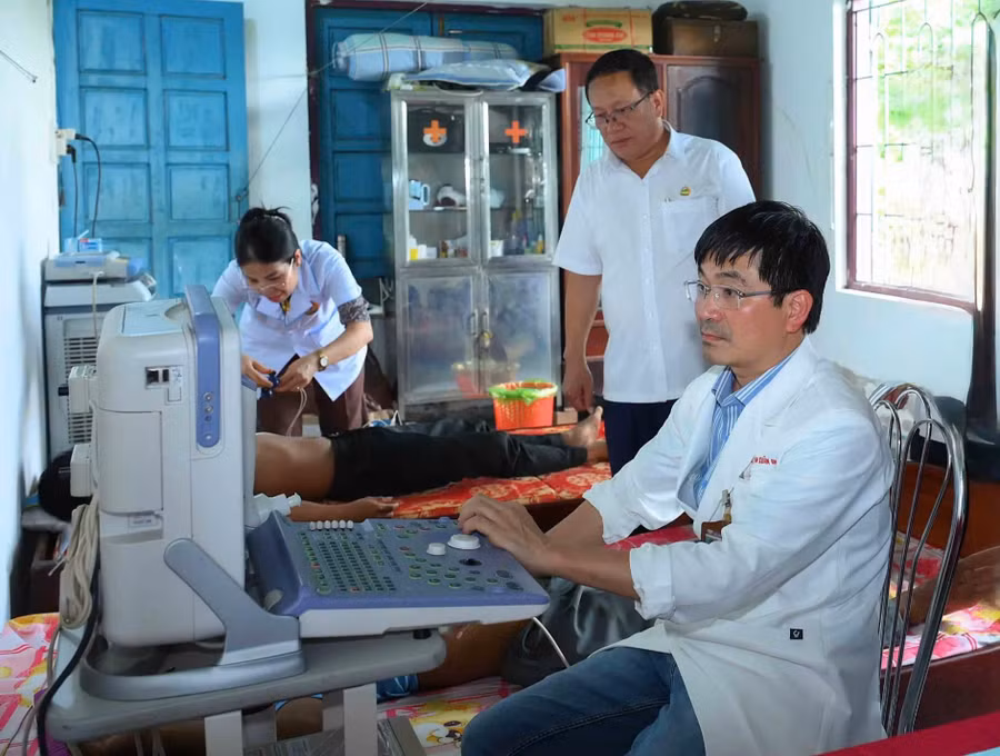 1-thuong-ta-bac-si-chuyen-khoa-ii-pham-xuan-an-giam-doc-benh-vien-quan-y-15-kham-suc-khoe-cho-nguoi-dan-nuoc-ban-lao.jpg