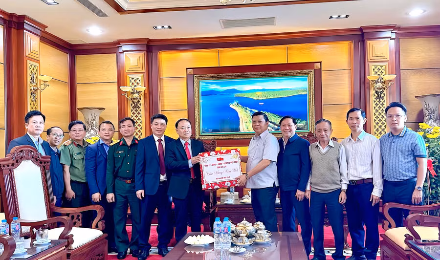 bi-thu-tinh-uy-thai-dai-ngoc-tham-chuc-tet-tap-doan-duc-long-gia-lai.jpg