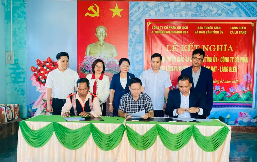 truong-ban-tuyen-giao-va-dan-van-tinh-uy-nguyen-thi-phong-vu-chung-kien-le-ky-ket-cac-noi-dung-ket-nghia-voi-lang-blen-xa-lo-pang.jpg