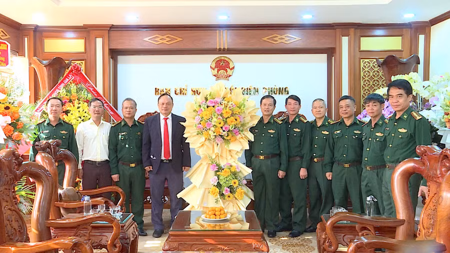 pho-chu-tich-ubnd-tinh-duong-mah-tiep-tham-chuc-mung-ban-chi-bo-doi-bien-phong-tinh-nhan-ngay-3-3.jpg