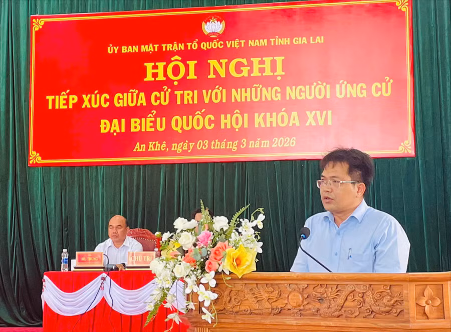ong-truong-trung-tuyen-bi-thu-dang-uy-chu-tich-hdnd-xa-ya-hoi-trinh-bay-chuong-trinh-hanh-dong-de-van-dong-bau-cu-anh-the-huynh.jpg