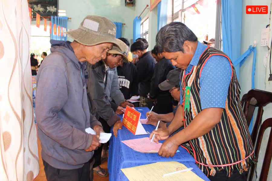 cu-tri-lam-thu-tuc-nhan-phieu-bau-tai-khu-vuc-bo-phieu-so-12-xa-bo-ngoong.jpg