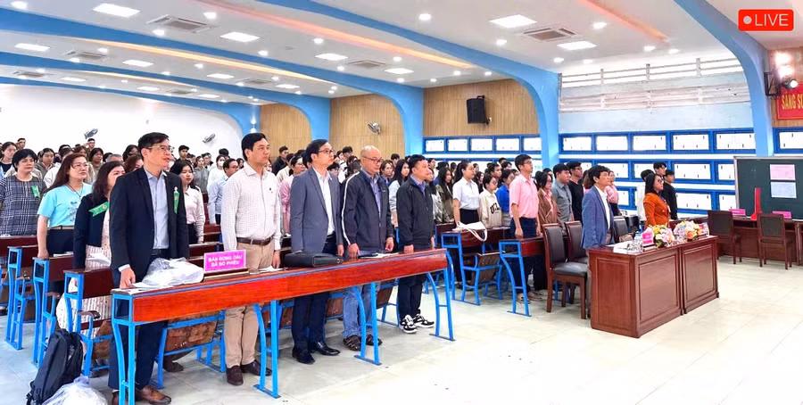 hon-2000-sinh-vien-truong-dai-hoc-quy-nhon-tham-gia-bau-cu.jpg