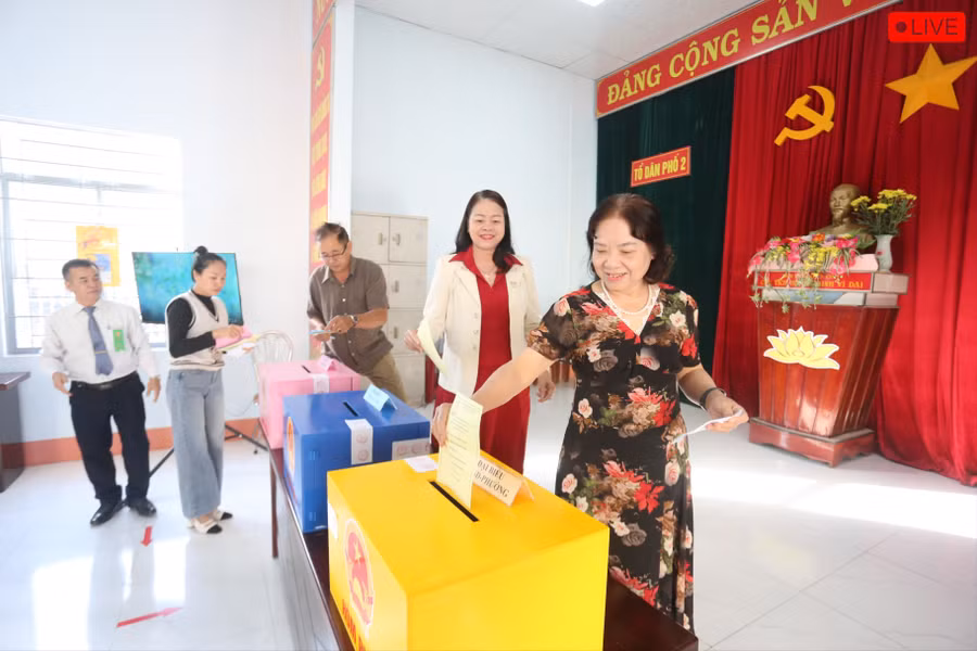 cu-tri-tai-khu-vuc-bau-cu-so-11-tin-tuong-vao-nhung-la-phieu-cua-minh-anh-van-ngoc.jpg