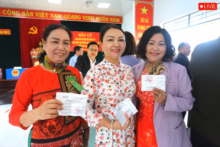 nguoi-dan-tai-to-1-va-to-2-cua-phuong-thong-nhat-tu-hao-voi-tam-the-cu-tri-tren-tay-anh-van-ngoc.jpg