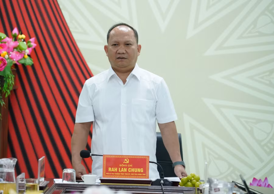 pho-bi-thu-thuong-truc-tinh-uy-rah-lan-chung-lam-viec-voi-ban-thuong-vu-dang-uy-phuong-quy-nhon-tay-3042.jpg