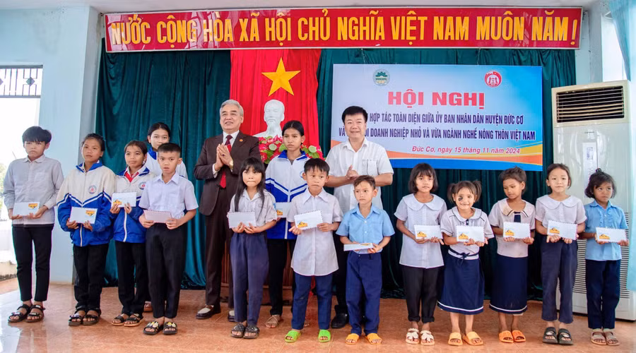 trao-hoc-bong-cho-cac-em-hoc-sinh-co-hoan-canh-kho-khan.jpg