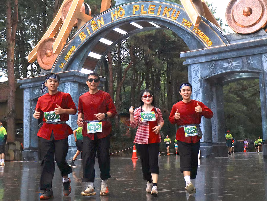 gia-dinh-anh-do-xuan-viet-trong-trang-phuc-mien-tay-anh-na.jpg