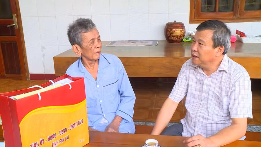 thai-thanh-binh-tham-tang-qua.jpg