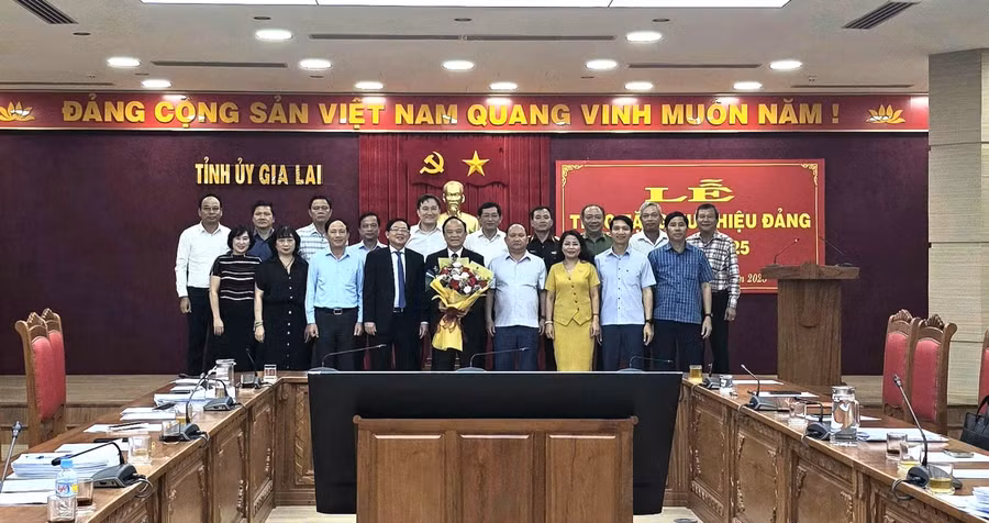 dong-chi-thien-chup-anh-cung-bi-thu-tinh-uy-ho-quoc-dung-va-cac-dong-chi-pho-bi-thu-tinh-uy-uy-vien-ban-thuong-vu-tinh-uy-nhan-dip-duoc-trao-tang-huy-hieu-50-nam-tuoi-dang-anh-hong-thuong.jpg