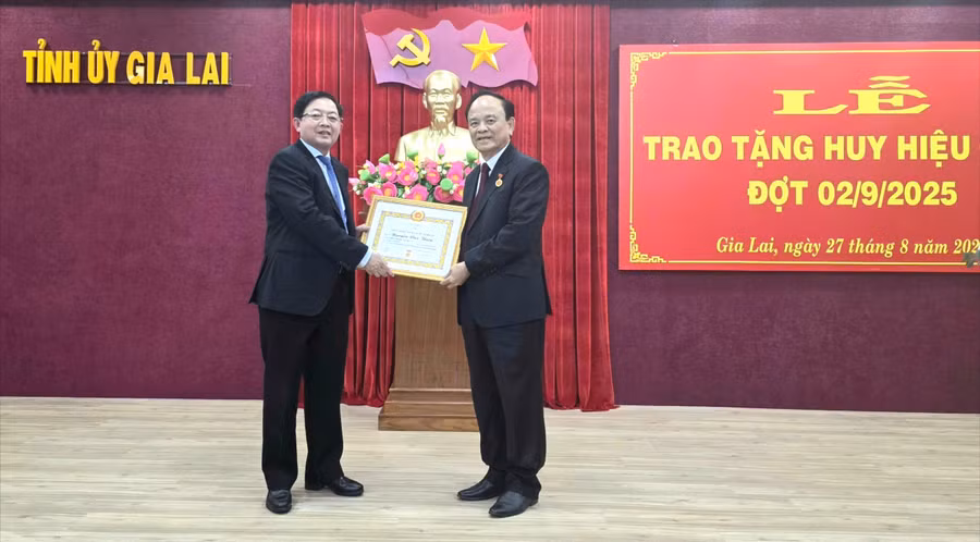 dong-chi-ho-quoc-dung-tang-huy-hieu-50-nam-tuoi-dang-cho-dong-chi-nguyen-van-thien-anh-hong-thuong.jpg