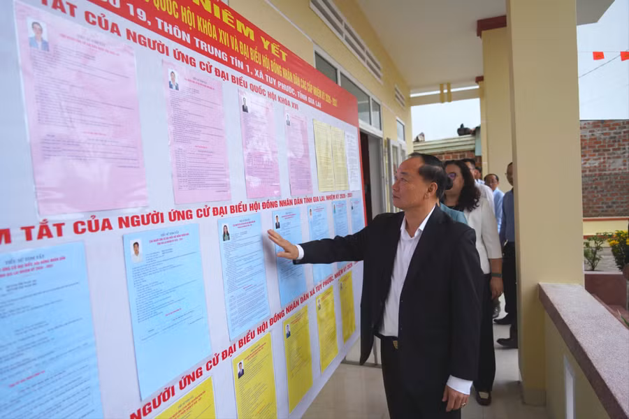 a2-bi-thu-tinh-uy-kiem-tra-viec-niem-yet-tieu-su-tom-tat-cac-ung-cu-vien-tai-diem-bau-cu-thong-trung-tin-1.jpg