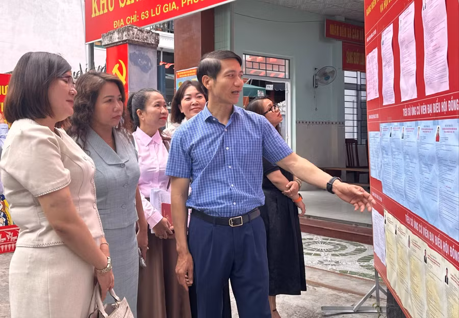 pho-bi-thu-tinh-uy-chu-tich-ubmttq-viet-nam-tinh-nguyen-ngoc-luong-kiem-tra-viec-niem-yet-danh-sach-cu-tri-tai-phuong-quy-nhon-nam.jpg