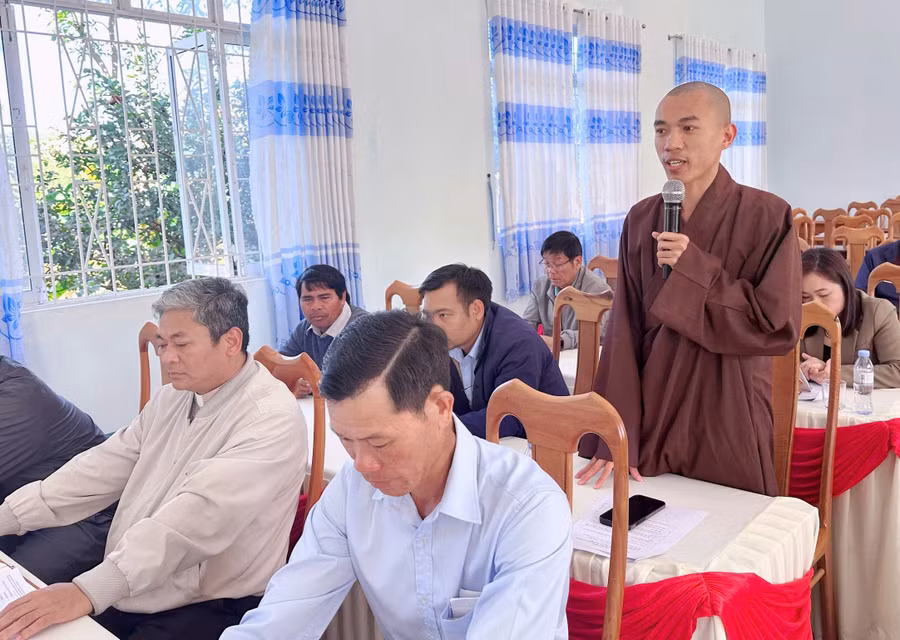 dai-bieu-ton-giao-thao-luan-tai-hoi-nghi.jpg