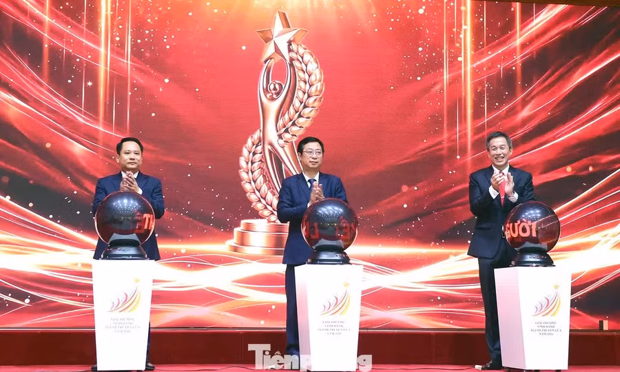 giai-thuong-vinh-danh-nguoi-truyen-lua-nam-2026-co-gi-moi.jpg