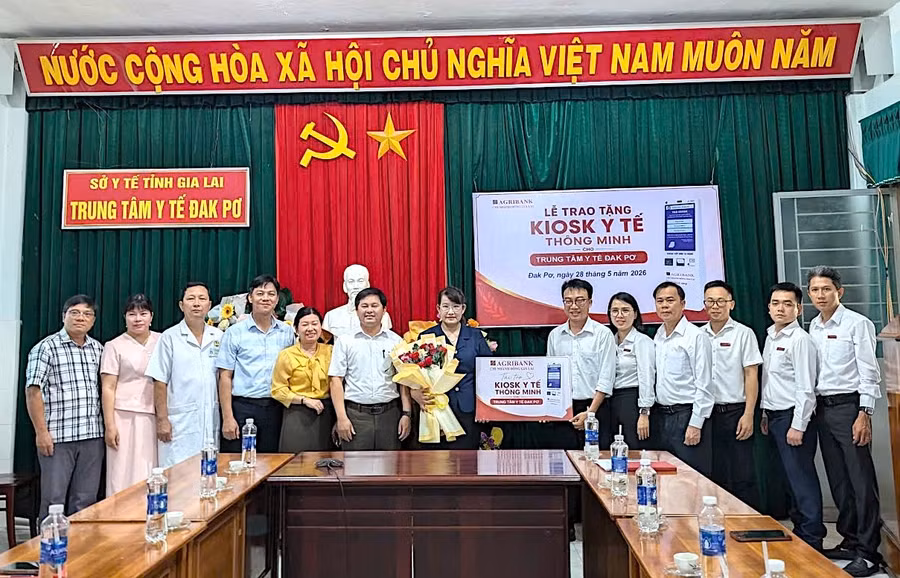 agribank-an-khe-dong-gia-lai-tang-kiosk-y-te-thong-minh-cho-trung-tam-y-te-dak-po.jpg