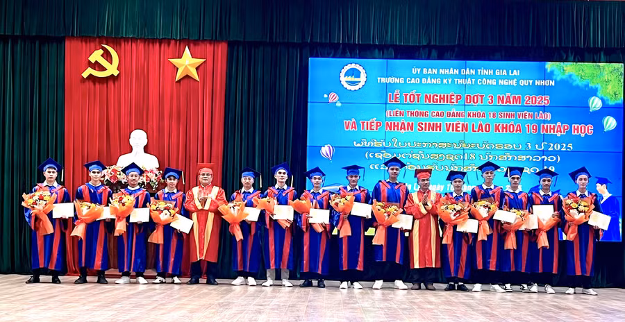 le-trao-bang-tot-nghiep-cho-sinh-vien-lao-tai-quy-nhon.jpg