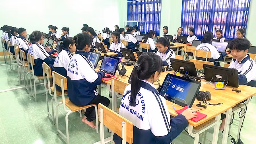 hoc-sinh-lop-10-truong-thpt-dan-toc-noi-tru-dong-gia-lai-thi-xa-an-khe-lam-bai-kiem-tra-cuoi-hoc-ky-i-tren-phan-mem-master-test-anh-moc-tra.jpg