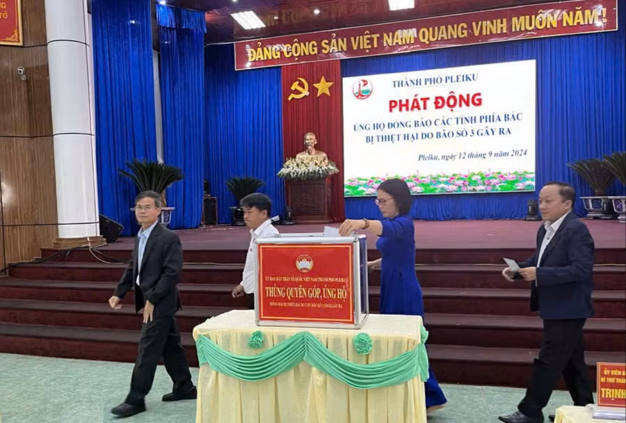 quang-canh-tp-pleiku-tiep-nhan-ung-ho-cua-cac-tap-the-va-ca-nhan-ung-ho-dong-bao-cac-tinh-thanh-phia-bac-khac-phuc-thiet-hai-sau-thien-tai-anh-na-6426.jpg
