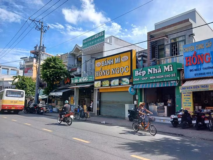 352-nguoi-ngo-doc-banh-mi-hong-ngoc-37-chu-co-so-bi-phat-94-trieu-dong-phai-chi-gan-11-ty-dong.jpg
