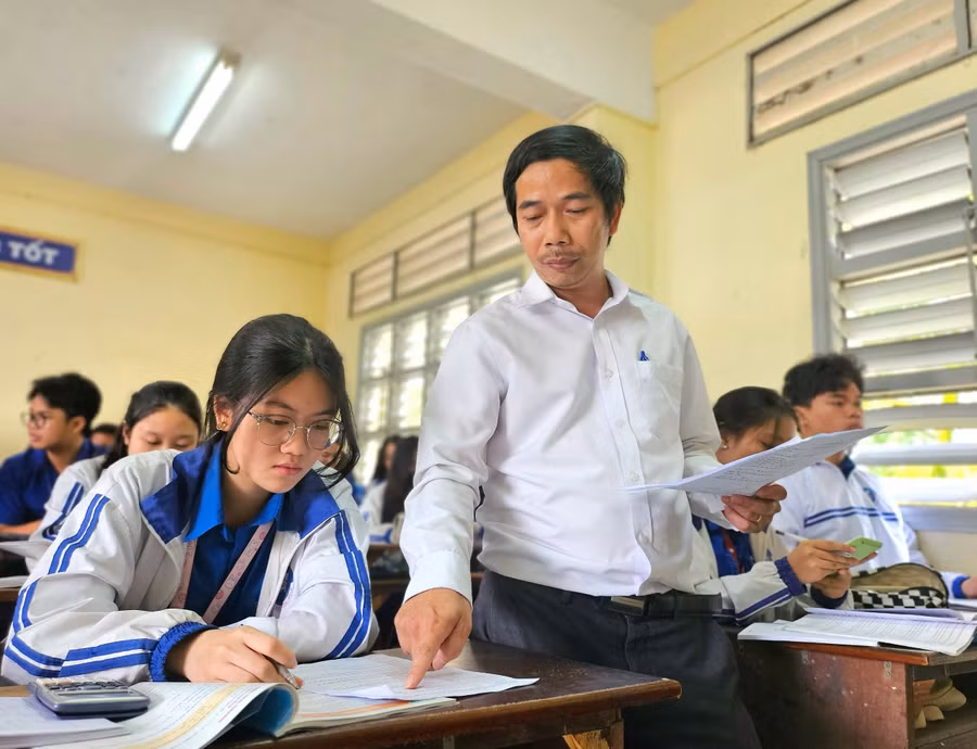 thay-nguyen-quang-phu-huong-dan-hoc-sinh-lop-11-giai-bai-tap-toan-trong-mot-gio-len-lop-anh-moc-tra.jpg