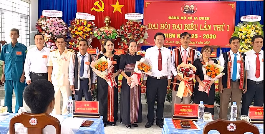 2-dc-tran-cang-chup-hinh-cung-btv-dang-uy-xa.jpg