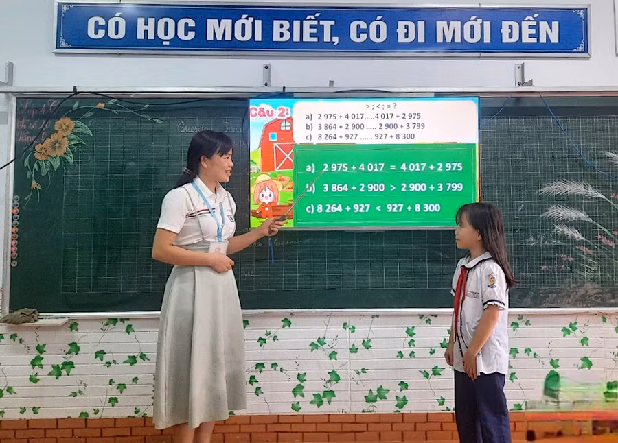 duoi-su-chi-dao-cua-hieu-truong-nguyen-trong-ngoan-100-giao-vien-cua-truong-tieu-hoc-thi-tran-phu-hoa-huyen-chu-pah-deu-soan-giang-dien-tu-ung-dung-cong-nghe-thong-tin-va.jpg