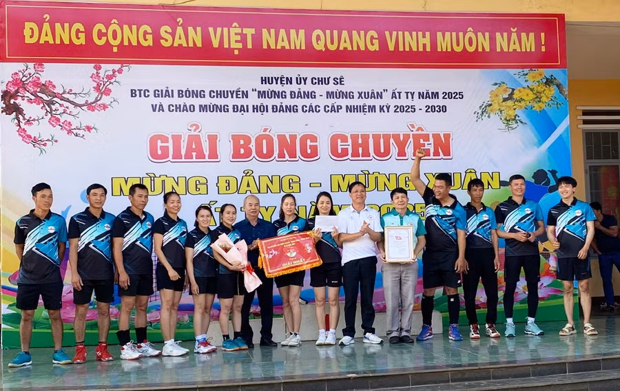 ban-to-chuc-trao-giai-nhat-cho-doi-bong-thi-tran-chu-se.jpg