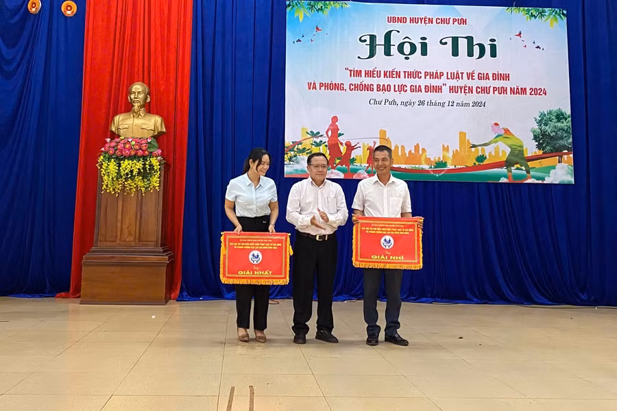 trao-giai-cho-cac-tap-the-co-thanh-tich-cao-889.jpg