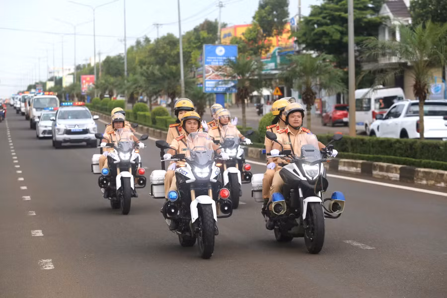 luc-luong-canh-sat-giao-thong-cong-an-tinh-gia-lai-ra-quan-tai-tru-so-phuong-dien-hong.jpg