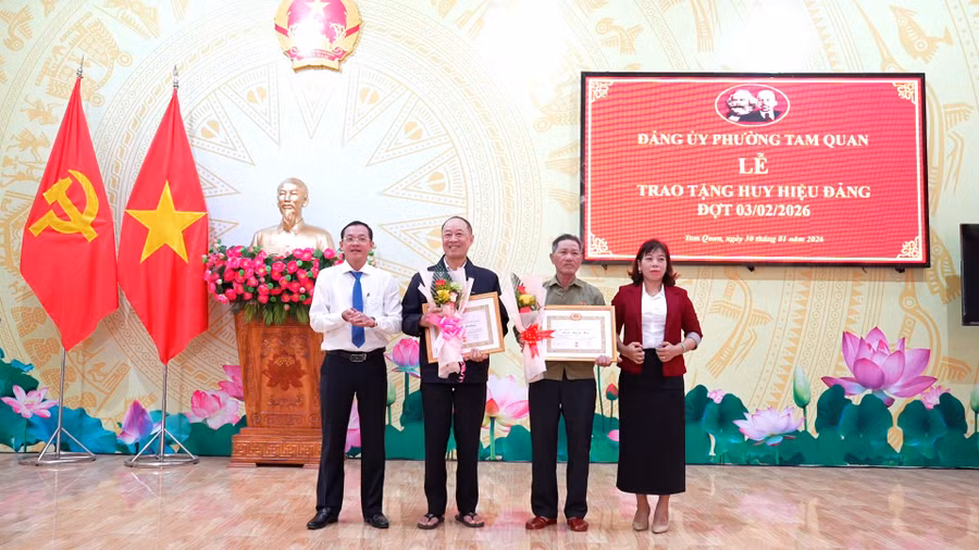 hinh-trao-huy-hieu-dang.jpg