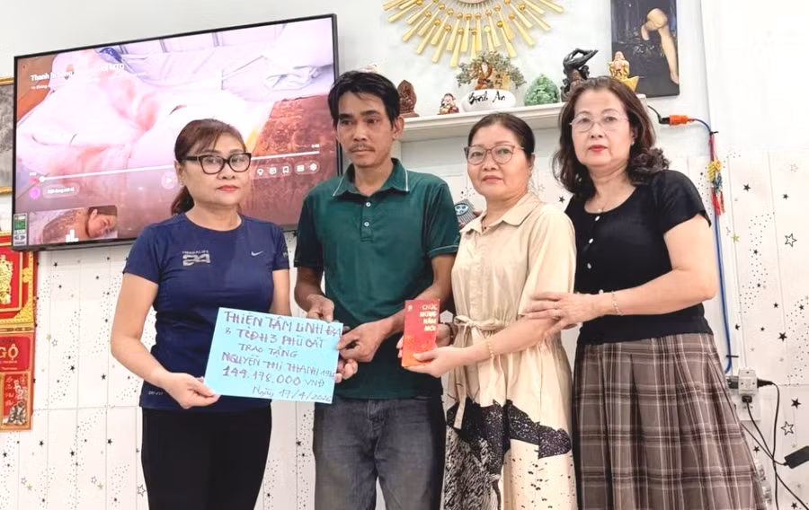 trao-so-tien-hon-1441-trieu-dong-cho-dai-dien-gia-dinh-cua-benh-nhan-bong-xang-nguyen-thi-thanh-phuong-quy-nhon-bac.jpg