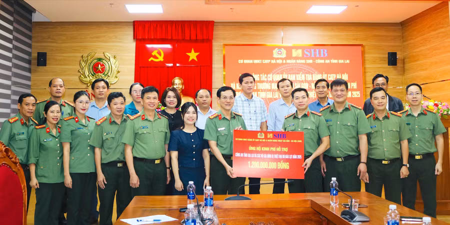 dai-diencong-an-tp-ha-noi-va-shb-trao-so-tien-12-ty-dong-ho-tro-tinh-gia-lai-khac-phuc-hau-qua-bao-lu-9149-8613.jpg