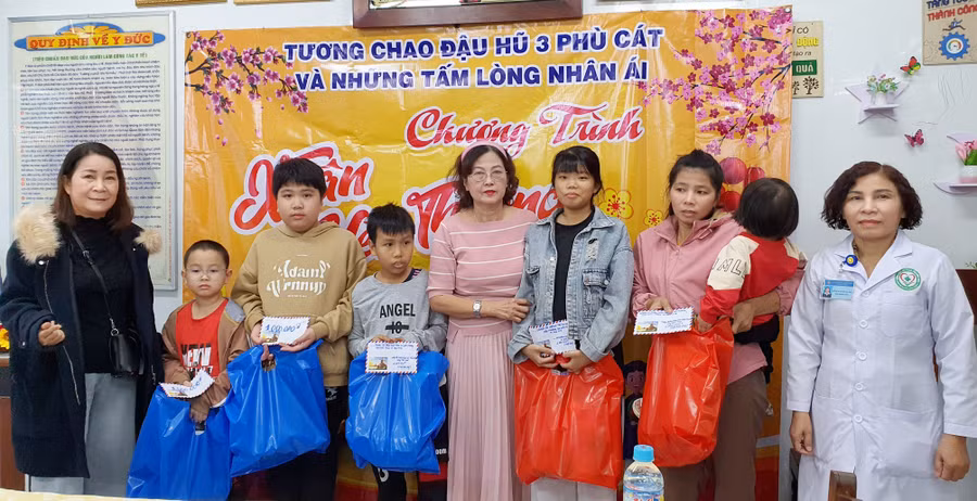 trao-qua-xuan-yeu-thuong-cho-benh-nhan-nhi-ung-thu-mau.jpg