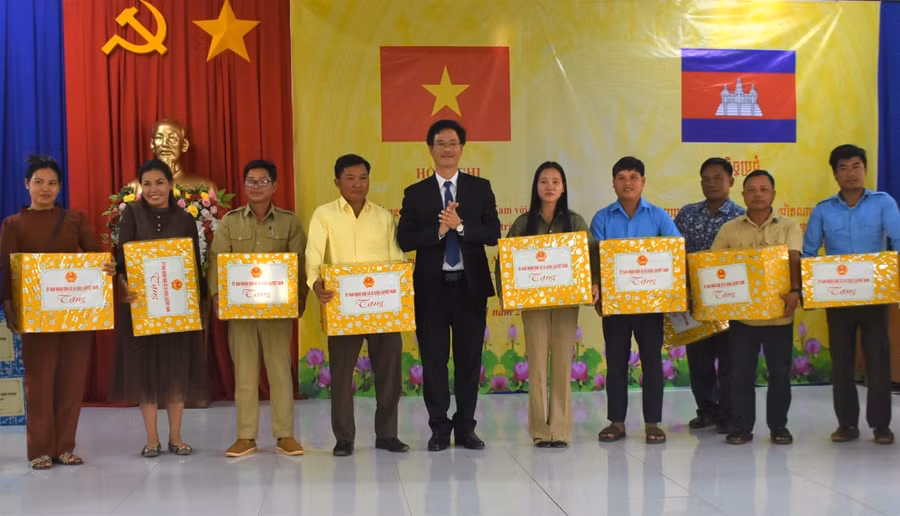 lanh-dao-xa-ia-o-tang-qua-cho-lang-tang-lom.jpg